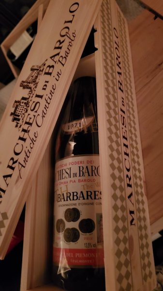画像2: 蔵出しマルケージ・ディ・バローロexセラー(専用木箱入)1971年 限定1本 (2)